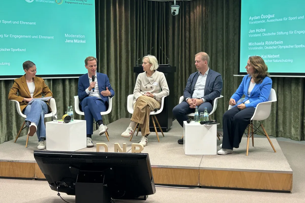 Blick auf das mit fünf Personen besetzte Podium bei Umwelt.Macht.Politik am 15.10.2026